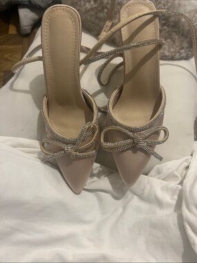 Elegant Rhinestone Bow Pointed Toe Heels in Nude